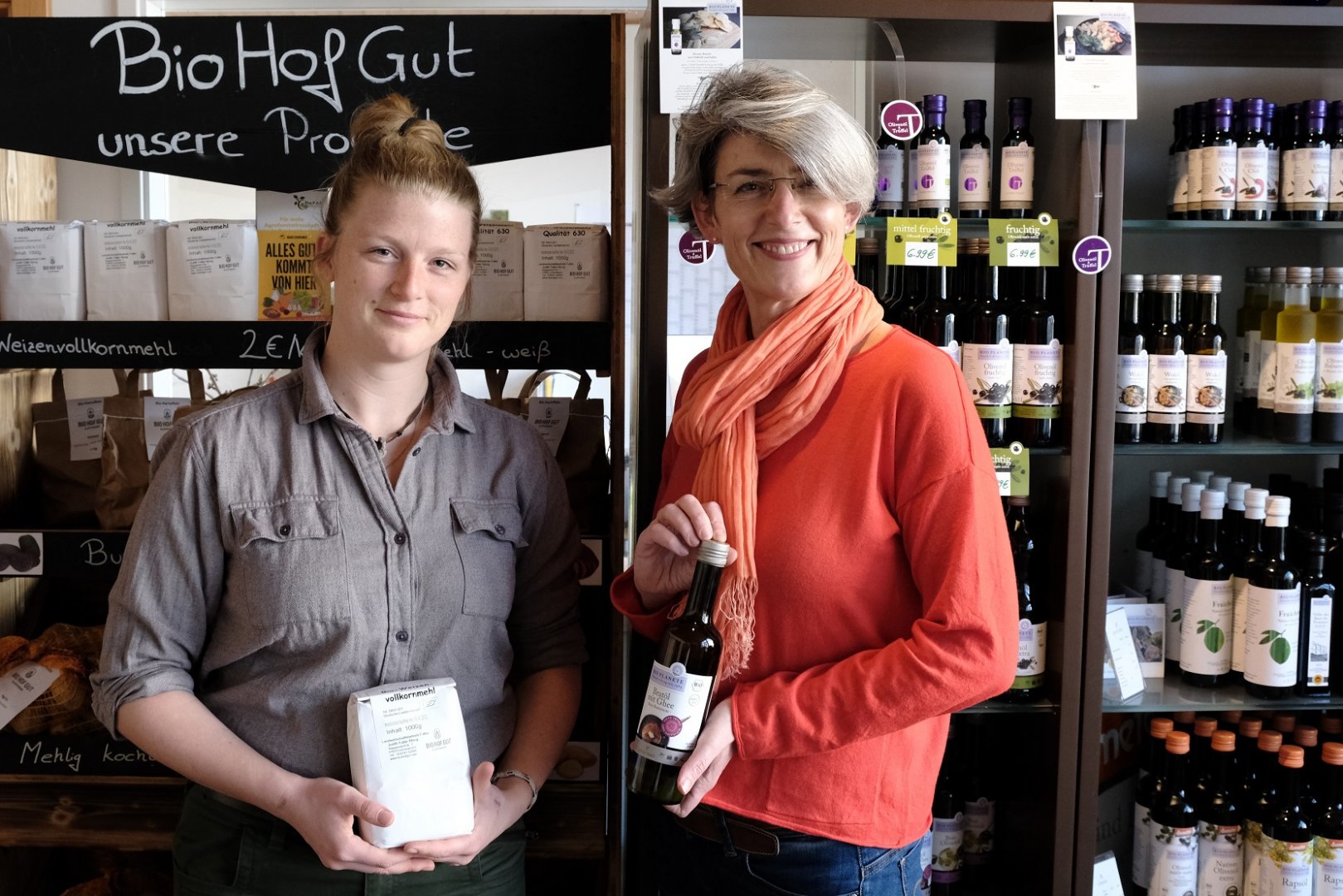 Josephine Moog und Judith Faller-Moog im Hofladen Klappendorf