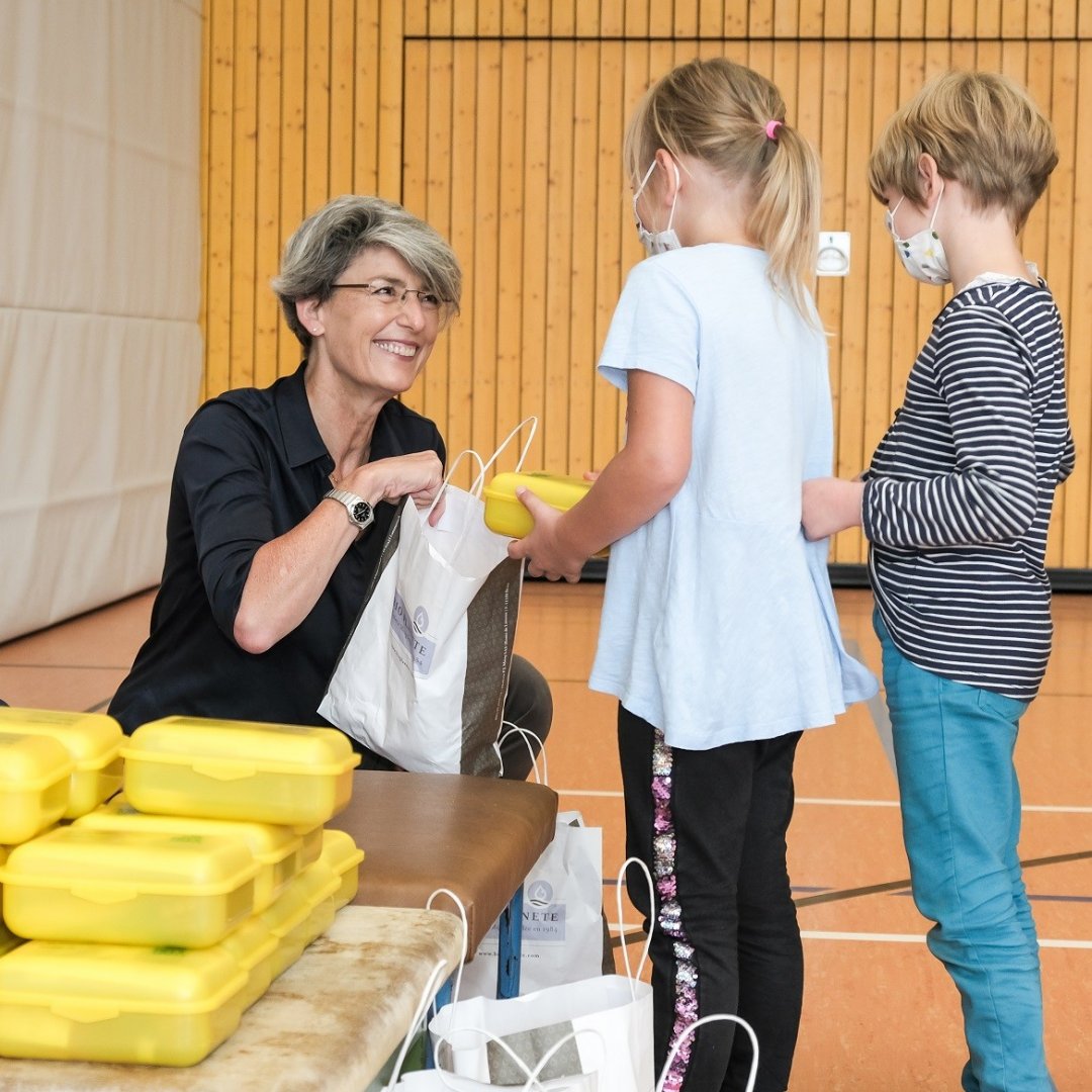 Judith Moog übergibt Bio-Brotboxen an Erstklässler