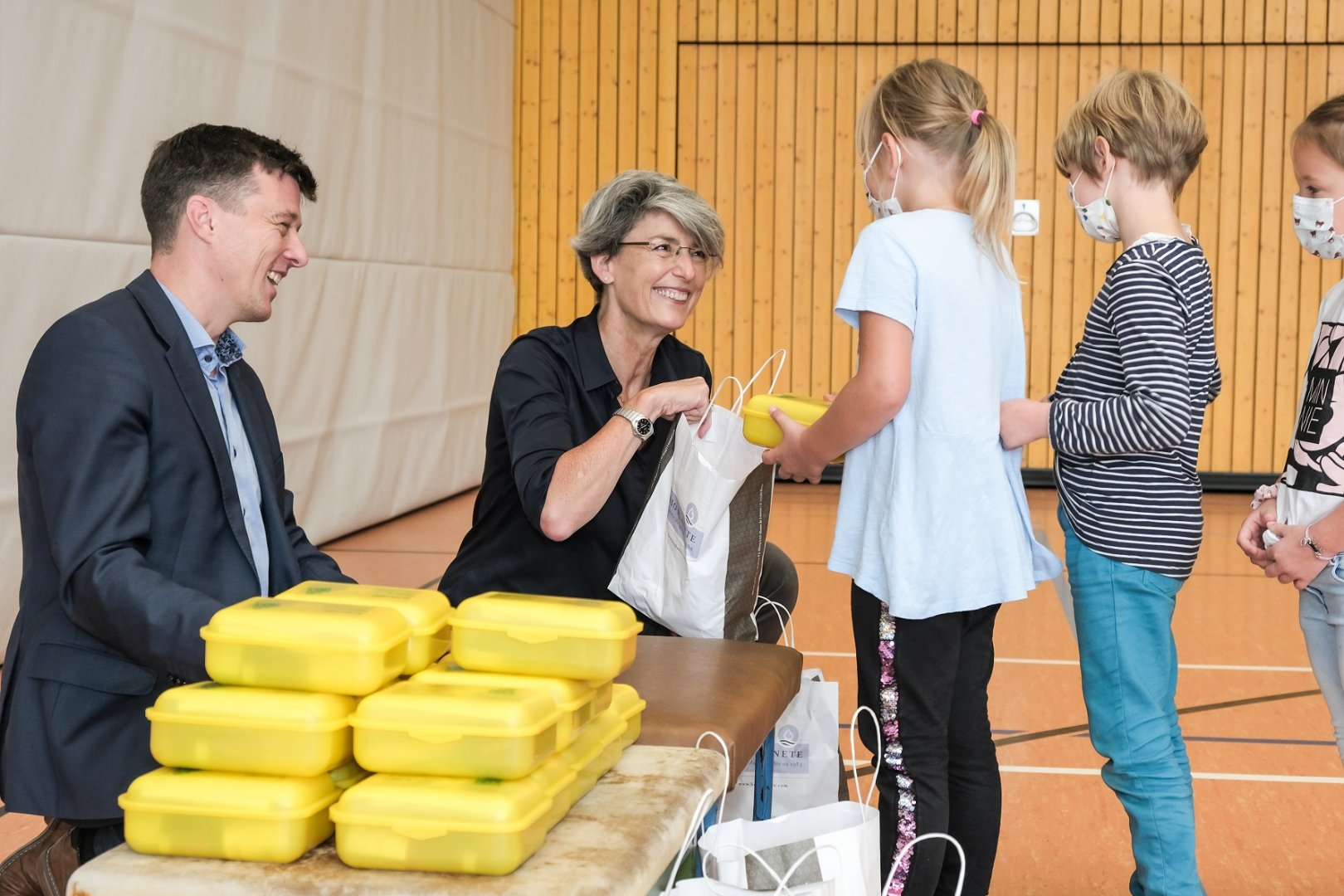 Judith Moog übergibt die Biobrotboxen an die Erstklässler der Afra-Grundschule in Meißen